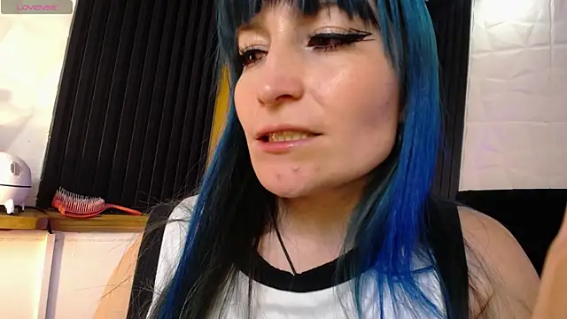 Snapshot of alicia_moom chatting on February 1, 11:06 pm alicia moom online show from February 1, 11:06 pm