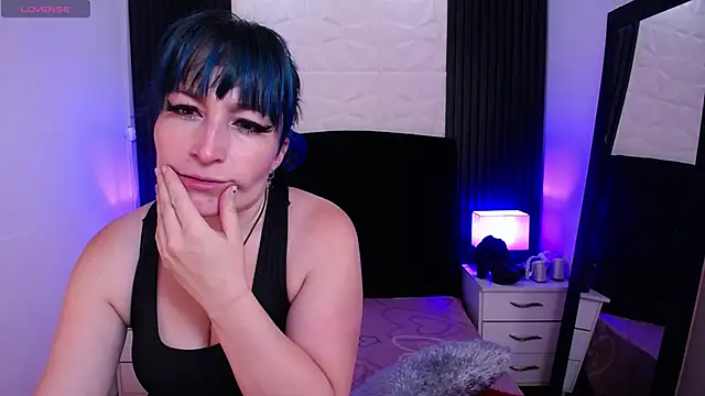 Snapshot of alicia_moom chatting on February 4, 7:55 pm alicia moom online show from February 4, 7:55 pm