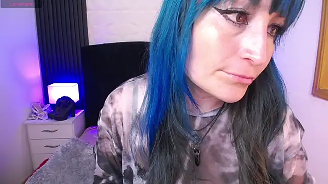 Snapshot of alicia_moom chatting on February 5, 7:31 pm alicia moom online show from February 5, 7:31 pm