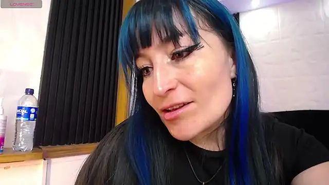 Snapshot of alicia_moom chatting on February 15, 5:17 pm alicia moom online show from February 15, 5:17 pm