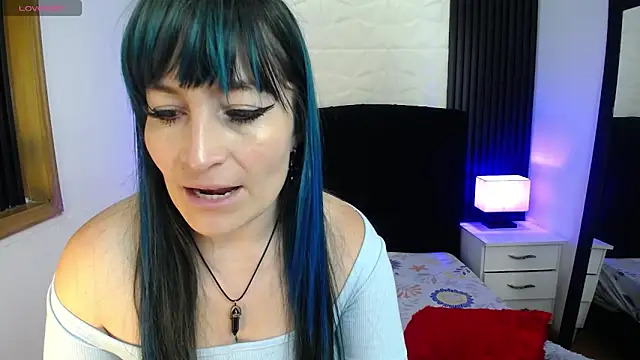 Snapshot of alicia_moom chatting on March 22, 2:14 pm alicia moom online show from March 22, 2:14 pm