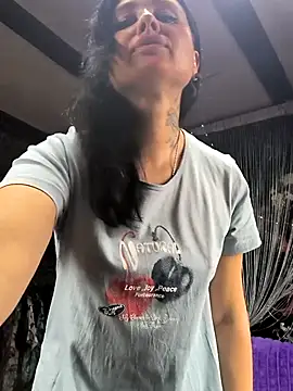 Snapshot of KikiXRed chatting on November 12, 11:10 am KikiXRed online show from November 12, 11:10 am