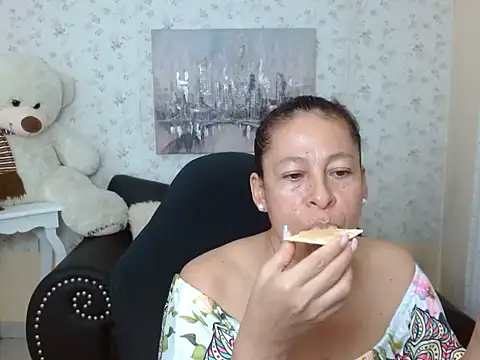 mature martina online show from April 18, 10:32 pm