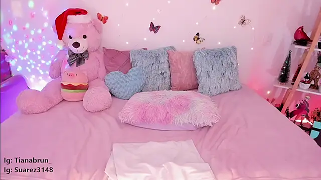 Snapshot of Zara_uwu_ chatting on December 22, 2:06 pm Zara uwu online show from December 22, 2:06 pm