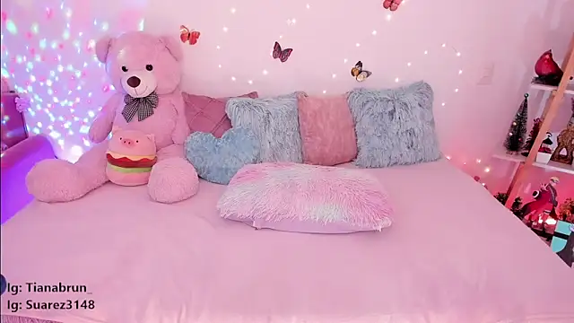 Snapshot of Zara_uwu_ chatting on February 17, 2:59 pm Zara uwu online show from February 17, 2:59 pm