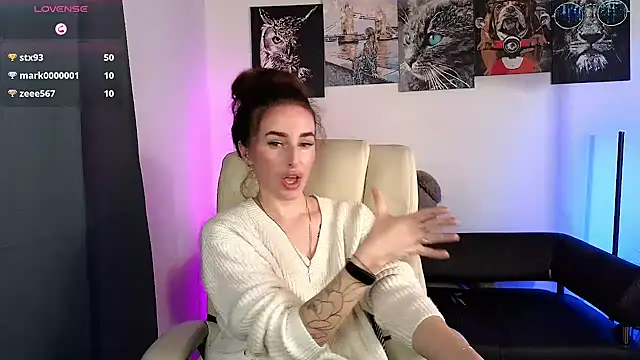 Snapshot of xx_adrihanna_xx chatting on February 19, 9:03 pm xx adrihanna xx online show from February 19, 9:03 pm