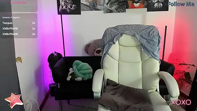 Snapshot of xx_adrihanna_xx chatting on February 28, 4:42 pm xx adrihanna xx online show from February 28, 4:42 pm