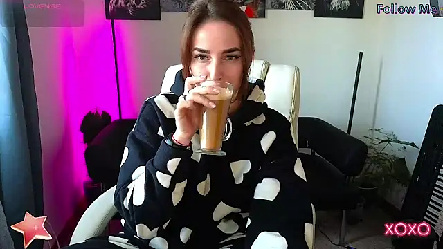 Snapshot of xx_adrihanna_xx chatting on March 7, 6:24 am xx adrihanna xx online show from March 7, 6:24 am