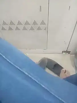 Snapshot of deshifuckers chatting on December 16, 8:20 am deshifuckers online show from December 16, 8:20 am