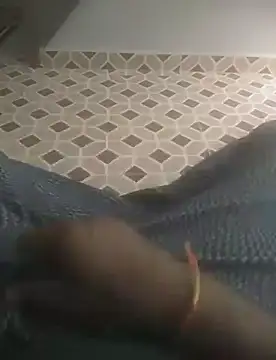 Snapshot of deshifuckers chatting on February 3, 2:14 am deshifuckers online show from February 3, 2:14 am