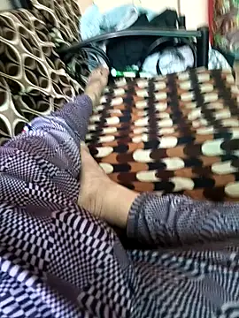 Snapshot of deshifuckers chatting on December 18, 2:17 am deshifuckers online show from December 18, 2:17 am