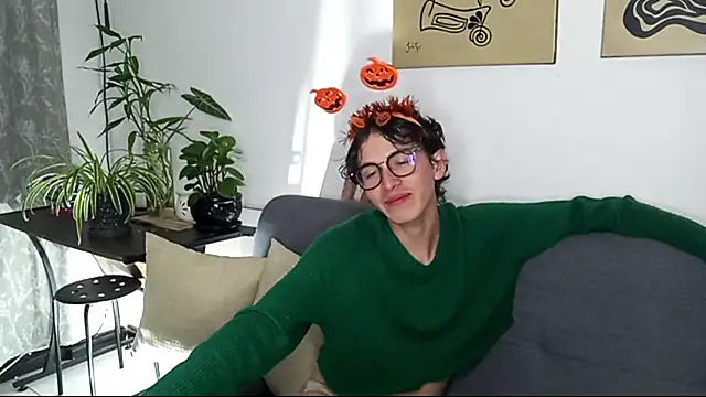 Snapshot of Norehg chatting on October 12, 8:35 am Norehg online show from October 12, 8:35 am