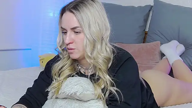 SofiJames online show from March 6, 10:20 am