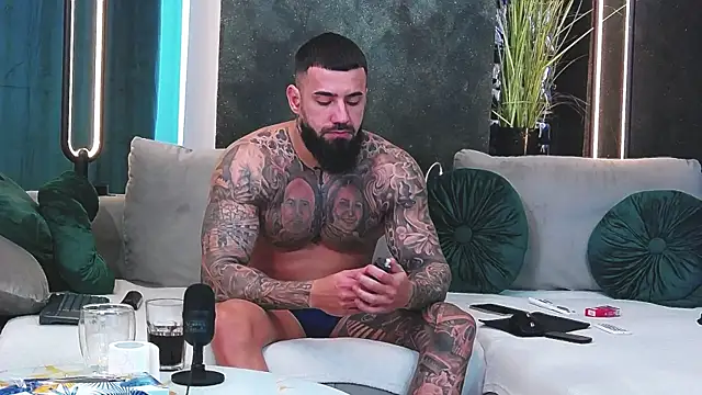 masterkingofmusclee online show from January 16, 1:47 pm