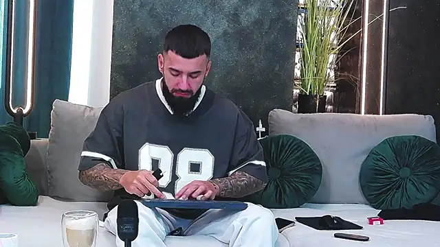 masterkingofmusclee online show from January 18, 6:45 am