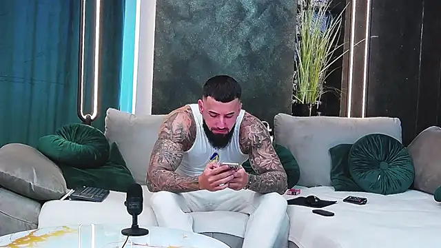 masterkingofmusclee online show from January 20, 1:42 pm