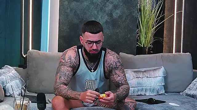 masterkingofmusclee online show from March 3, 6:15 am