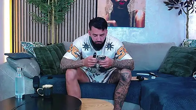 Snapshot of masterkingofmusclee chatting on June 1, 7:54 am masterkingofmusclee online show from June 1, 7:54 am