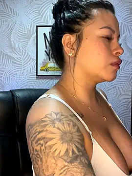 Snapshot of sexyyykloee chatting on October 4, 7:23 pm sexyyykloee online show from October 4, 7:23 pm