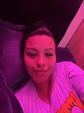 Snapshot of sexyyykloee chatting on October 10, 11:59 pm sexyyykloee online show from October 10, 11:59 pm