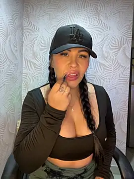 Snapshot of sexyyykloee chatting on October 21, 2:56 am sexyyykloee online show from October 21, 2:56 am