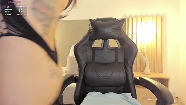 dark gotica online show from November 15, 12:45 pm