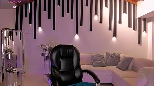 AmyWalker  online show from February 20, 1:30 pm