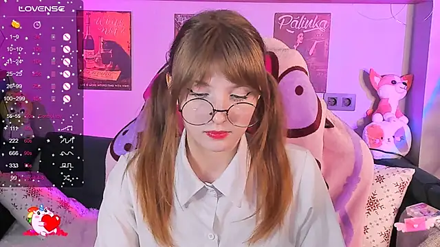 Snapshot of AliceLanley chatting on December 4, 12:03 pm AliceLanley online show from December 4, 12:03 pm