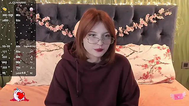 Snapshot of AliceLanley chatting on October 1, 12:11 pm AliceLanley online show from October 1, 12:11 pm