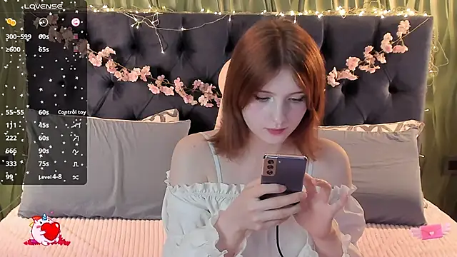 Snapshot of AliceLanley chatting on November 19, 11:10 am AliceLanley online show from November 19, 11:10 am