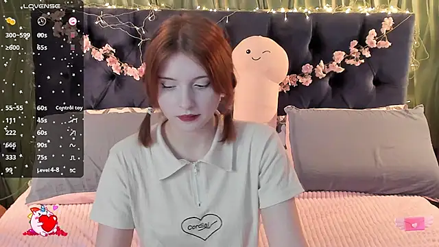 Snapshot of AliceLanley chatting on November 22, 11:31 am AliceLanley online show from November 22, 11:31 am