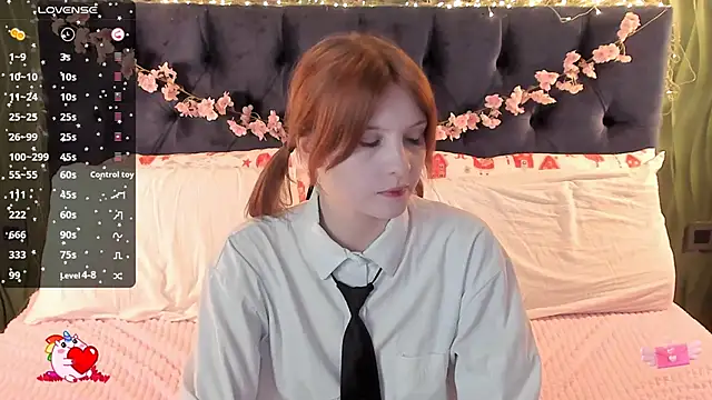 Snapshot of AliceLanley chatting on December 14, 11:26 am AliceLanley online show from December 14, 11:26 am