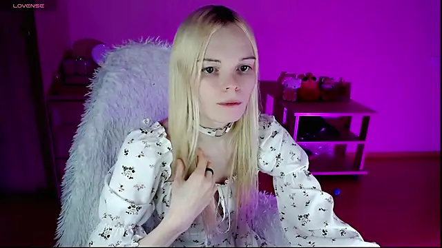 Emily Nyaffee online show from December 15, 10:47 pm