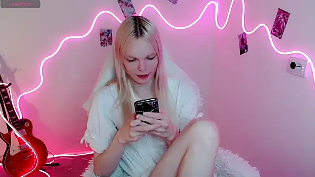 Emily Nyaffee online show from September 24, 8:45 pm