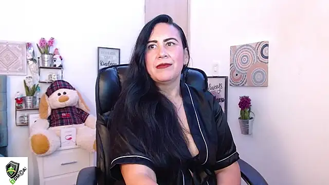 amalia brunette online show from December 5, 11:07 pm