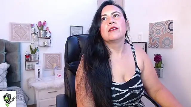 amalia brunette online show from December 13, 11:17 pm