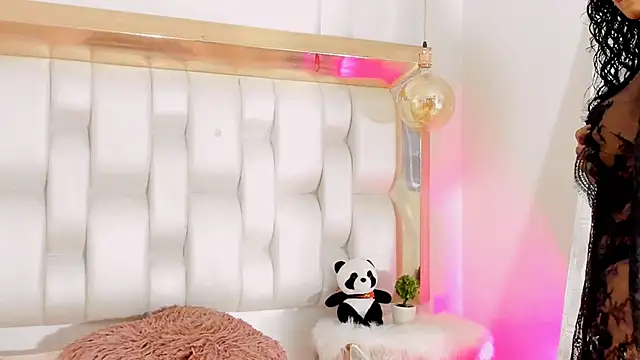 Snapshot of BeckyRusso chatting on February 8, 12:39 pm BeckyRusso online show from February 8, 12:39 pm