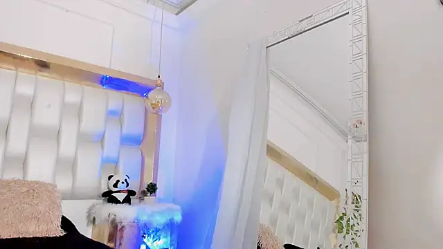 Snapshot of BeckyRusso chatting on February 9, 3:23 pm BeckyRusso online show from February 9, 3:23 pm