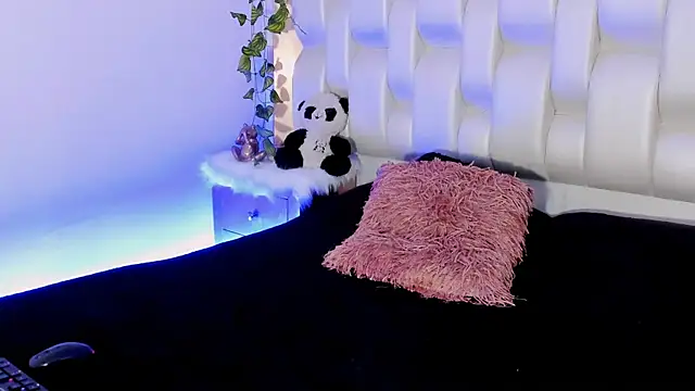 Snapshot of BeckyRusso chatting on February 17, 6:04 pm BeckyRusso online show from February 17, 6:04 pm