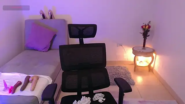 lilian prada online show from February 26, 9:05 pm