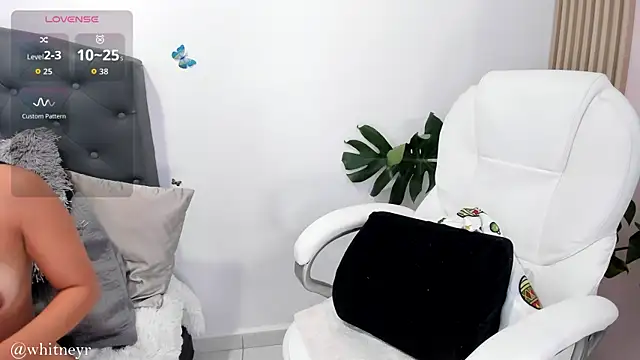 cutewhitneyr online show from April 20, 2:20 pm