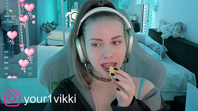Snapshot of Vikki_Cheese chatting on December 16, 1:31 am Vikki Cheese online show from December 16, 1:31 am