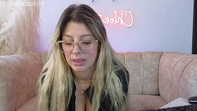 Snapshot of ChloeTailor_ chatting on February 12, 7:24 pm ChloeTailor online show from February 12, 7:24 pm