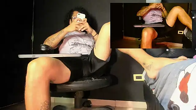 Snapshot of FuckHardlove chatting on May 27, 3:25 am FuckHardlove online show from May 27, 3:25 am