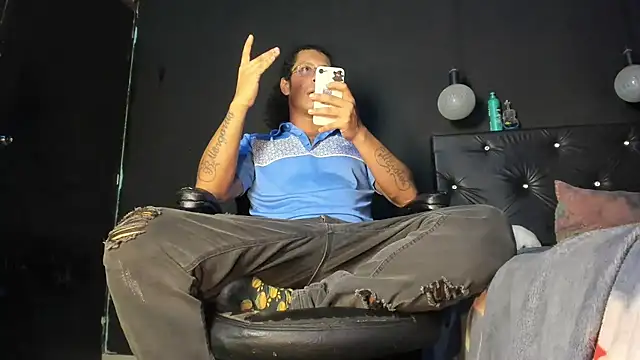 Snapshot of FuckHardlove chatting on June 14, 6:48 am FuckHardlove online show from June 14, 6:48 am