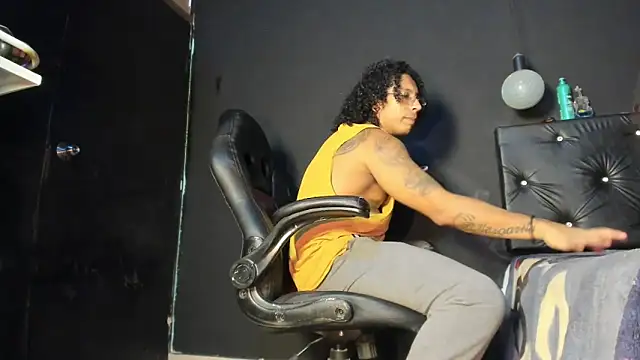 Snapshot of FuckHardlove chatting on June 17, 3:42 am FuckHardlove online show from June 17, 3:42 am