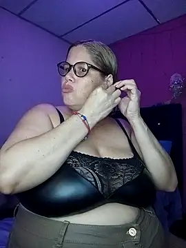 Snapshot of EllisW8 chatting on September 17, 11:28 pm EllisW8 online show from September 17, 11:28 pm