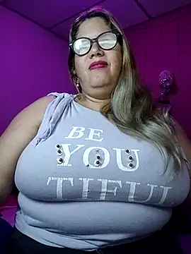 Snapshot of EllisW8 chatting on October 18, 11:00 am EllisW8 online show from October 18, 11:00 am