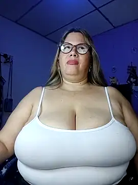 Snapshot of EllisW8 chatting on November 19, 12:43 am EllisW8 online show from November 19, 12:43 am