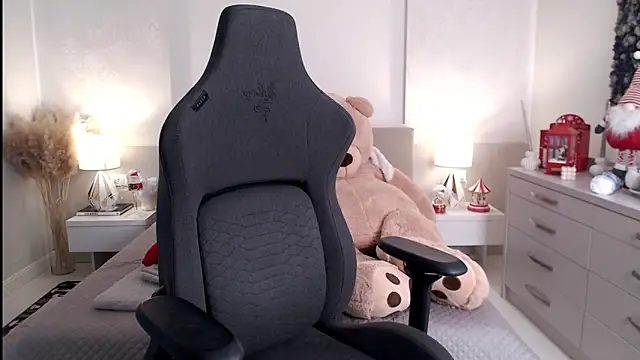 Smileyouarehere online show from February 11, 8:37 am